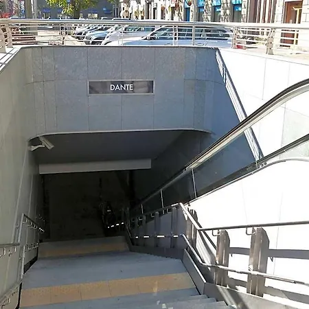 Near The Metro. מלון 3*